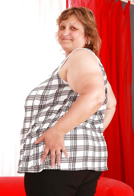 Fristende modne zuzana en avslørende store pupper og hårete fitte
