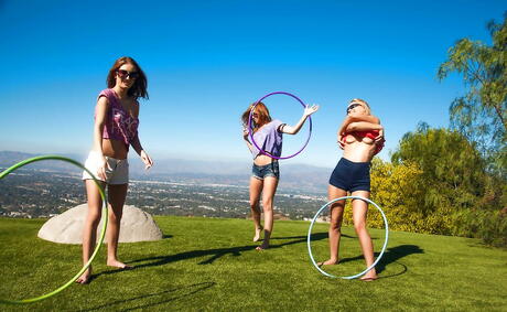 멋진 소녀 엠마 스톤드, 매시 윈슬렛, 스테이시 카가 야외에서 장난스러운 레즈비언 전희를 즐기고 있습니다.
