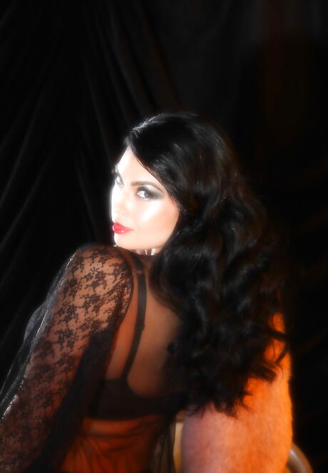 Attraente bruna orientale milf tera Patrick in lingerie calda sexy
