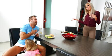 Sexede kvinder Dillion Harper og Nina Elle i fantastisk trekløver sex