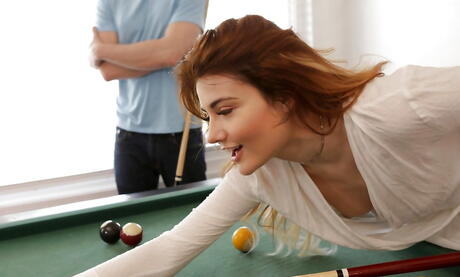 Nubile Films: スレンダーなアメリカ人赤毛ティーン、アドリア・レイが巨大な竿をしゃぶった後、激しく犯される。