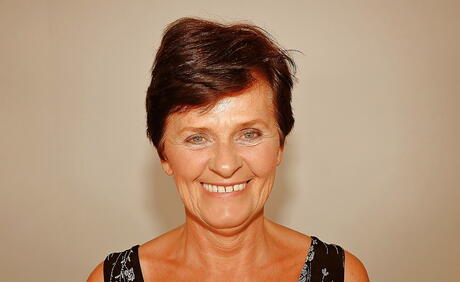 Lusty Grandmas: Curious grandma Tammy denudes big tits and hot butt