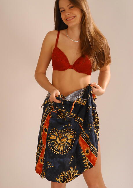 Sexig ungdomlig Radka i undies avslöjar små bröst och onanerar
