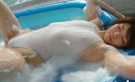 Excellent japonais Rin Yuuki expose les petits seins et la chatte poilue dans le bain
