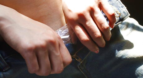 小ぶりなおっぱいとホットなお尻を露わにした甘美な日本の若手女優、琴ひかる。
