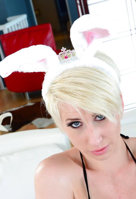 매우 매력적인 미국 금발 딜런 피닉스는 큰 노커와 섹시한 엉덩이를 보여줍니다.
