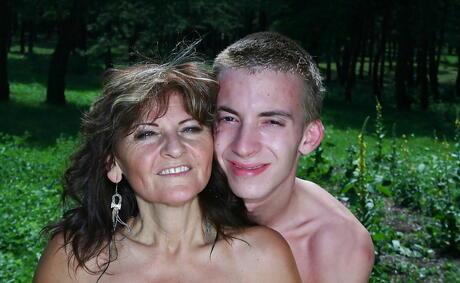 Lusty Grandmas: Sultry mogen ilona i pojk-tjej action utanför