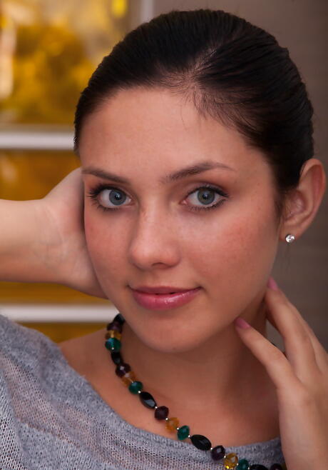 매우 매력적인 검은 머리의 젊은 칸타타가 엉덩이를 드러내고 다리를 벌리고 있습니다.
