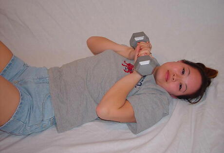 セクシーなランジェリーでお尻を露わにし、セックストイでオナニーするアジアン・ティーン・チャイナ
