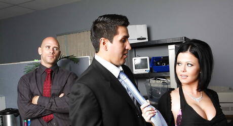 사무실에서 잘 빨고 큰 자지로 섹스 한 뜨거운 속옷을 입은 매력적인 미국인 로니 에반스
