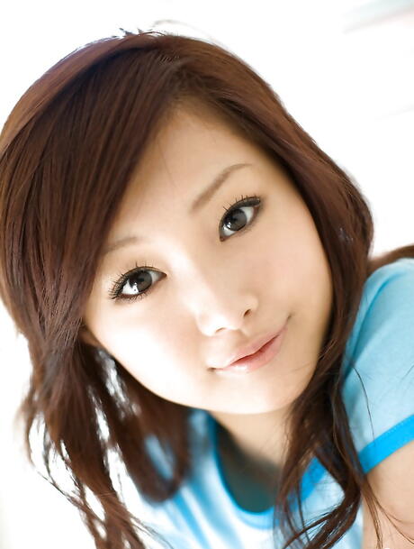 日本少女石川铃香（Suzuka Ishikawa）身着性感短裤，展现迷人风采
