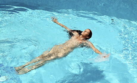 Oszałamiająca węgierska nastolatka Mira Sunset w bikini pokazująca jej tyłek i pochwę w pobliżu basenu
