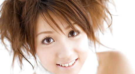 Mycket attraktiv japansk hottie Rika Yuuki avslöjar hennes röv
