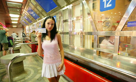 Rangy Brunette Teen Gwen A in Nice Spódnica Odsłaniając duże cycki i cipka
