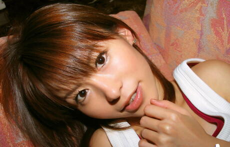 섹시한 속옷을 입은 호기심 많은 일본 스미레가 장난감을 가지고 노는 모습
