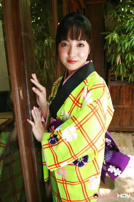 Japanse meisjes in gele kimono toonden haar harige kier
