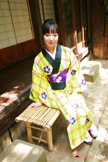 黄色い着物姿の女子高生が毛むくじゃらのアソコを見せる
