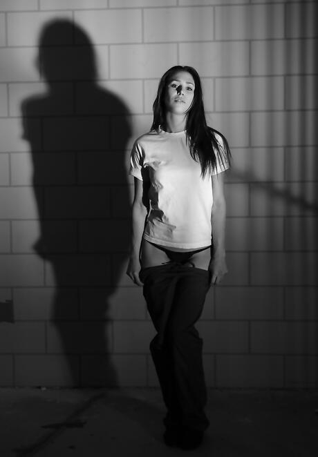 La deliciosa morena Cutie Anna Morna en bragas sexy descubre tetas pequeñas y coño calvo
