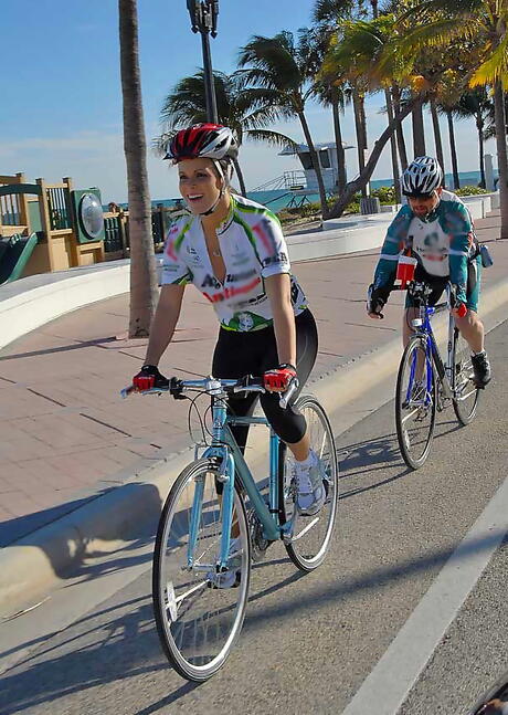 Fascinerande milf Daisy Duxe slog hårt efter god kuk suga utomhus
