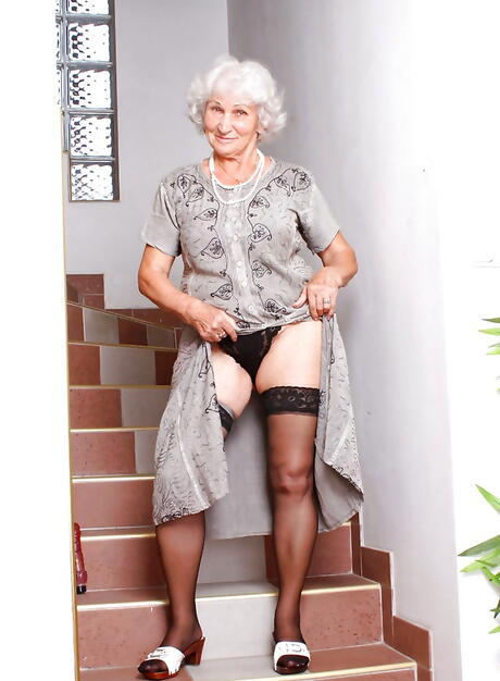 Anilos: 뜨거운 속옷을 입고 큰 가슴을 드러낸 매혹적인 할머니 베티와 사랑스러운 섹스 토이