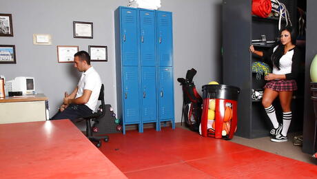 Big Tits At School: 好奇的美国人奥黛丽-比托尼（Audrey Bitoni）穿着火辣内衣，被大鸡巴吮吸后钻了个洞