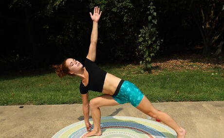 날씬하고 젊은 킴벌리 브릭스는 밖에서 뜨거운 발 페티쉬를 좋아합니다.
