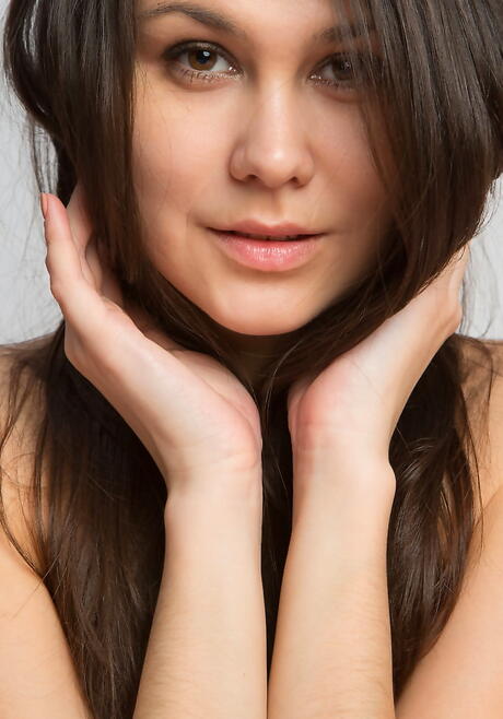 Slim morena adolescente haleen en el show de fetiche
