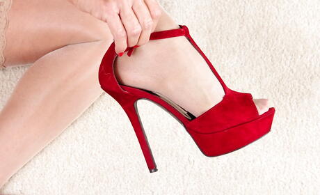 Sexy American American Old Rae Hart in bella gonna che esibisce grandi tette e figa
