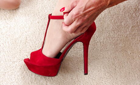 Sexy American plus âgée Rae Hart dans une belle jupe présentant de gros seins et la chatte
