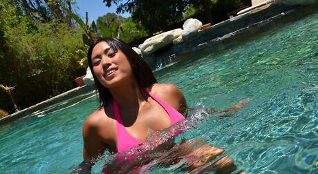 Kusząca azjatycka brunetka Cutie Mia Li w seksownym bikini obnażając duże piersi i łysa cipka w pobliżu basenu
