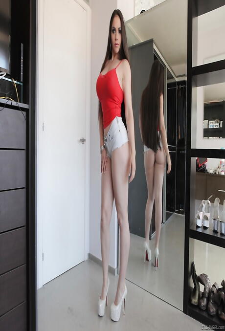 Seducando latina cabelo escuro gosto marta la croft em shorts mostra mamas grandes e bunda quente
