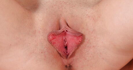 Wet And Puffy: جذابة فاتنة ذات شعر داكن سيلفي لوكا تكشف الثدي الكبيرة وتنشر ساقيها