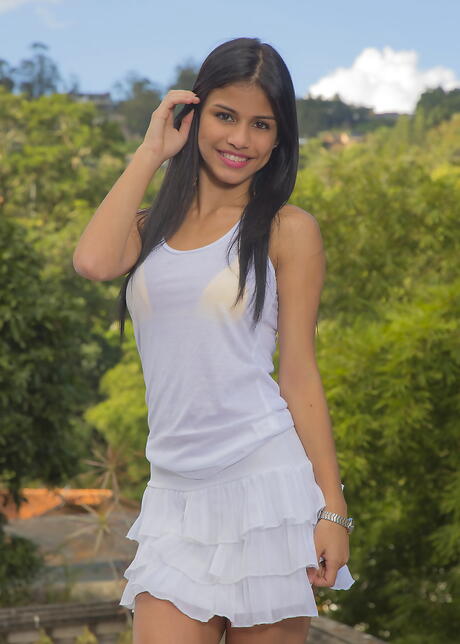 امرأة سمراء فنزويلية فاتنة يونغ دينيس غوميز في بيكيني مثير يعرض الثدي الكبير والمؤخرة المثيرة في الهواء الطلق
