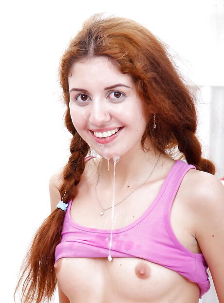 Slanke jeugdige Katty West blaast enorme lul en geniet van een cumshot op haar gezicht
