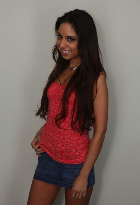 Fremragende brunette porno star Trinity St. Clair afslører små bryster og hot røv
