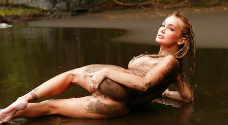 セクシーなビキニ姿のアメリカ人ブロンド美乳デヴォン、野外で大きなフーターとお尻を見せる。
