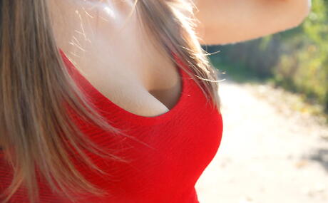 La impresionante adolescente Natalie Russ en pantimedias revela grandes piqueros y juguetes en su twat al aire libre
