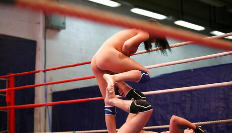 Schwülefrauen Connie und Karen im rauen Katzenkampf
