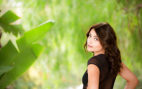 EroticaX: とても魅力的なアメリカ人ティーン、アドリア・ライがセクシーなショートパンツ姿で小さなおっぱいとお尻を露出している。