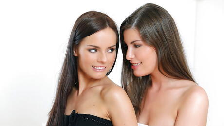 Superbe Femmes Sindy Black et Kari en shorts sexy léchant des chattes savoureuses dans le sexe lesbien chaud
