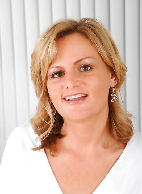 American MILF American Becca Blossoms in Fancy Pantyhose expose les gros seins et se masturbe avec un jouet sexuel
