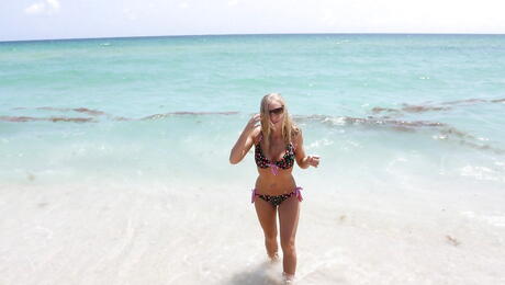 الجبهة الأمريكية الجذابة للغاية MILF Britney Brooks تكشف الثدي الكبير والخلع في الشاطئ على الشاطئ
