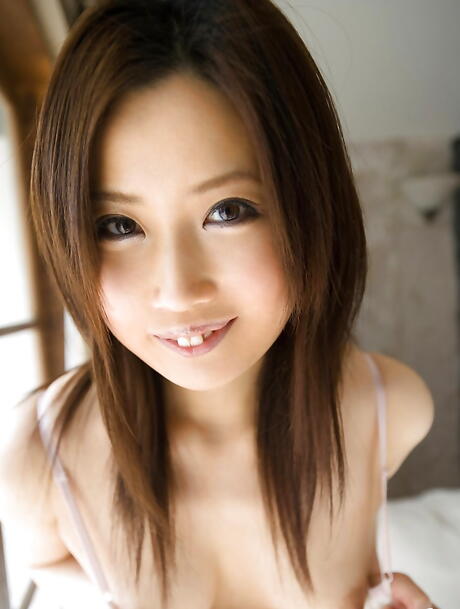 فاتنة يابانية جذابة هاروكا ياجامي في التنورة تظهر لها بعقب في الهواء الطلق
