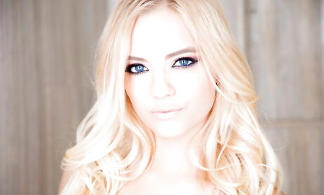 Muy atractiva rubia estadounidense jóvenes Alex Gray en ropa interior caliente chupa una gran polla y toma el culo
