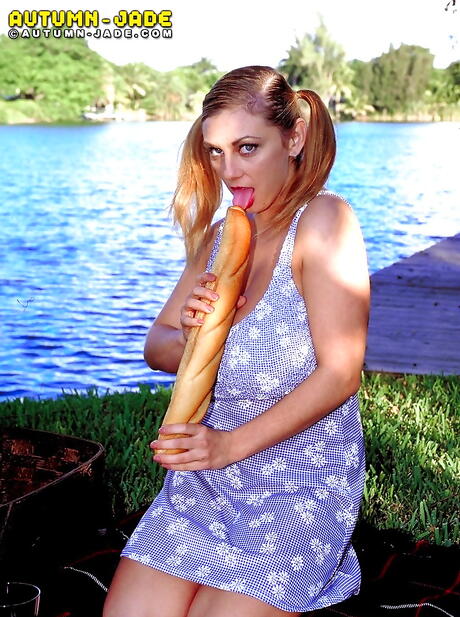 Atractante Milf Autumn Jade en falda sexy revelando grandes altavoces y masturbándose con juguete sexual al aire libre
