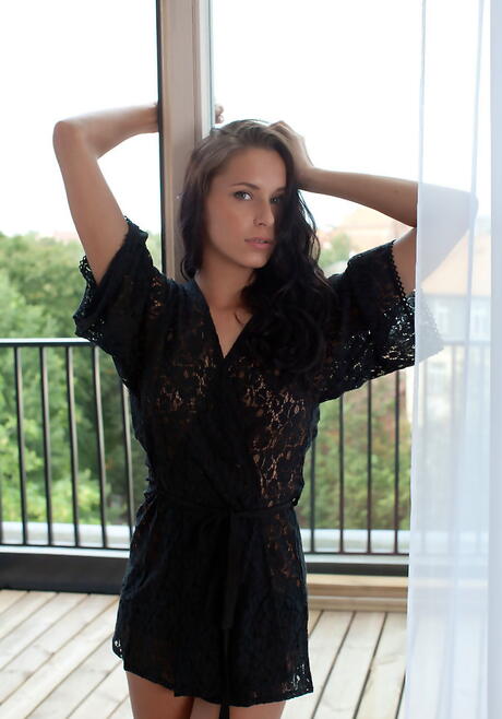 Slim mørkt hår ungt Diana G udsætter små bryster og spreder benene
