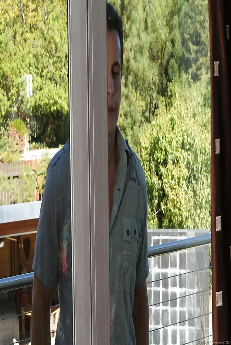 Sexy Aziatische Gaia sloeg hard in haar geschoren kutje na een goede zuigen in de douche
