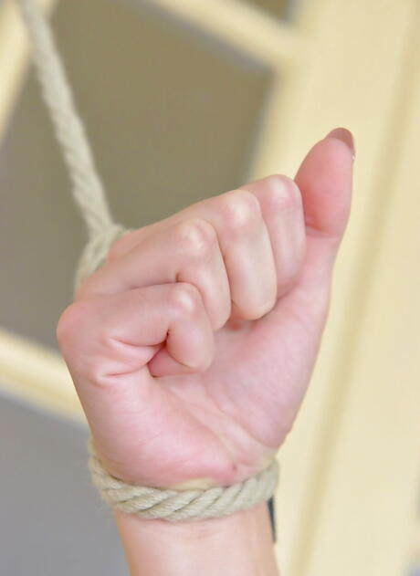 Verleidelijke Franse babe Marie Clarence houdt van wat hete voetfetisj
