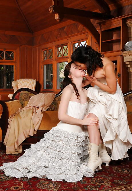 Lesbiche scadete calde Annabelle Lee e Melissa Monet leccano le fighe calde nel sesso lesbico caldo
