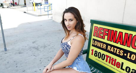 Smal tjeckisk tonåring Ashley Adams avslöjar stora tuttar och onanerar utanför
